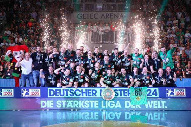 Bilder des Jahres 2024, Sport 06 Juni Sport Themen der Woche KW22 Sport Bilder des Tages 02.06.2024, xtgx, Handball, Liqui Moly HBL, SC Magdeburg - HSG Wetzlar emspor v.l. SC Magdeburg Siegerehrung, Ehrung, Pokal, Meisterschale, Schale, Jubel, deutscher Meister, Meisterschaft Magdeburg *** 02 06 2024, xtgx, Handball, Liqui Moly HBL, SC Magdeburg HSG Wetzlar emspor v l SC Magdeburg award ceremony, honor, trophy, championship trophy, cup, jubilation, German champion, championship Magdeburg