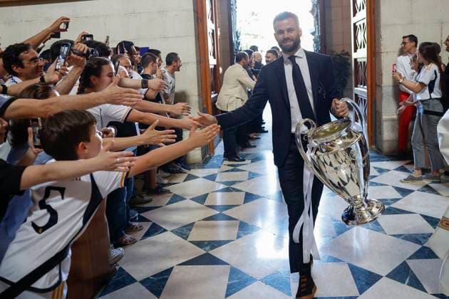 Real Madrid s Nacho Fernandez is greeted upon arrival to La Almudena Cathedral, in Madrid, Spain, 02 June 2024. Real Madrid won the UEFA Champions League 2024 final soccer match against Borussia Dortmund on 01 June 2024. Real Madrid celebrates the UEFA Champions League 2024 !ACHTUNG: NUR REDAKTIONELLE NUTZUNG!  Copyright: xChemaxMoyax GRAF3309 20240602-55013759000_1