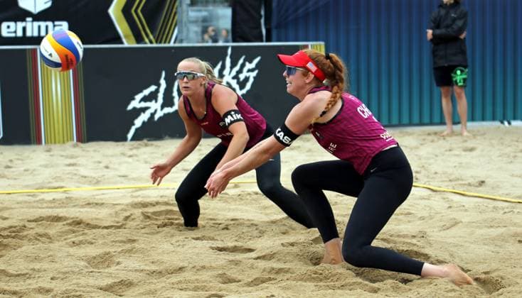 Beach volleyball, Queen of the Court in Hamburg The winning duo Kelly Cheng r and Sara Hughes l from the USA