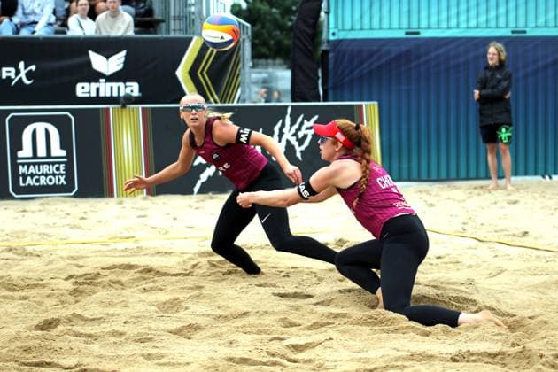 Beach volleyball, Queen of the Court in Hamburg The winning duo Kelly Cheng r and Sara Hughes l from the USA