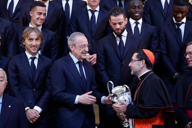 Real Madrid s President Florentino Perez (C) offers a replica of the UEFA Champions League trophy to the Archbishop of Madrid Jose Cobo (R) upon arrival to La Almudena Cathedral, in Madrid, Spain, 02 June 2024. Real Madrid won the UEFA Champions League 2024 final soccer match against Borussia Dortmund on 01 June 2024. Real Madrid celebrates the UEFA Champions League 2024 !ACHTUNG: NUR REDAKTIONELLE NUTZUNG!  Copyright: xChemaxMoyax GRAF3315 20240602-55013759101_1