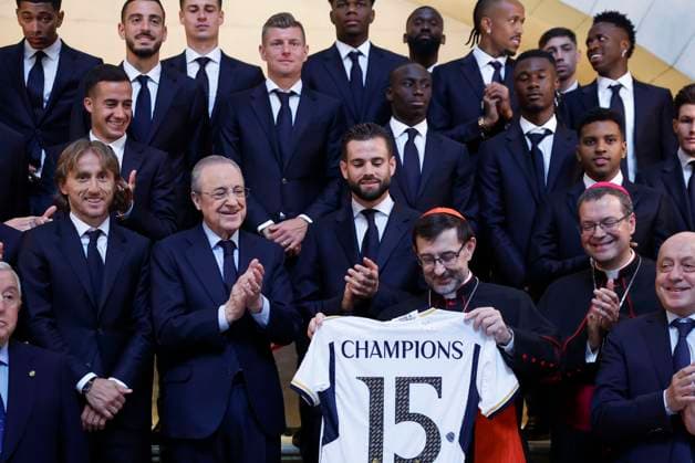 Real Madrid s President Florentino Perez (2-L) offers a replica of the UEFA Champions League trophy to the Archbishop of Madrid Jose Cobo (3-R) upon arrival to La Almudena Cathedral, in Madrid, Spain, 02 June 2024. Real Madrid won the UEFA Champions League 2024 final soccer match against Borussia Dortmund on 01 June 2024. Real Madrid celebrates the UEFA Champions League 2024 !ACHTUNG: NUR REDAKTIONELLE NUTZUNG!  Copyright: xChemaxMoyax GRAF3320 20240602-55013759130_1