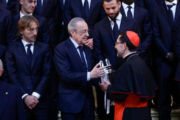Real Madrid s President Florentino Perez (C) offers a replica of the UEFA Champions League trophy to the Archbishop of Madrid Jose Cobo (R) upon arrival to La Almudena Cathedral, in Madrid, Spain, 02 June 2024. Real Madrid won the UEFA Champions League 2024 final soccer match against Borussia Dortmund on 01 June 2024. Real Madrid celebrates the UEFA Champions League 2024 !ACHTUNG: NUR REDAKTIONELLE NUTZUNG!  Copyright: xChemaxMoyax GRAF3324 20240602-55013759215_1