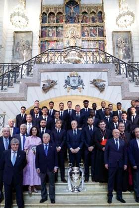 Real Madrid s President Florentino Perez (C), players and staff offer a replica of the UEFA Champions League trophy to the Archbishop of Madrid Jose Cobo (4-R) upon arrival to La Almudena Cathedral, in Madrid, Spain, 02 June 2024. Real Madrid won the UEFA Champions League 2024 final soccer match against Borussia Dortmund on 01 June 2024. Real Madrid celebrates the UEFA Champions League 2024 !ACHTUNG: NUR REDAKTIONELLE NUTZUNG!  Copyright: xChemaxMoyax GRAF3323 20240602-55013759228_1
