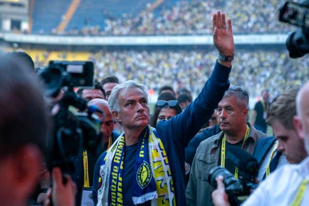 Sport Bilder des Tages June 2, 2024, Kadikoy, Istanbul, Turkey: Portuguese coach Jose Mourinho greets the fans during the signing ceremony of the contract he will sign with Fenerbahce at Fenerbahce Sukru Saracoglu Sports Complex at Ulker Stadium onÃ‚ JuneÃ‚ 2,Ã‚ 2024. Kadikoy Turkey - ZUMAu194 20240602_zip_u194_009 Copyright: xTolgaxUluturkx