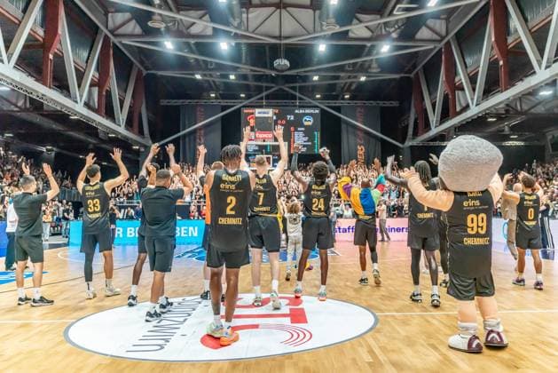Chemnitz, Germany 02 June 2024 1 BBL Playoff 3 Game 2023 2024 Niners Chemnitz vs Alba Berlin In the picture the team of the Niners Chemnitz celebrates the home victory with the fans in the fan block Copyright: xFotostandx xNachtigallx