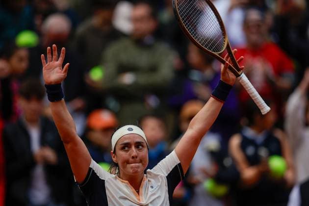 02 06 2024, Tennis, French Open 2024 Roland Garros, FRA, Paris,Women™s Singles Court Suzanne Lenglen FOURTH ROUND Clara Tauson Denmark Ons Jabeur Tunisia Bild v li Ons Jabeur Tunisia cheers, Copyright: HMBxMedia AntonioxBorga