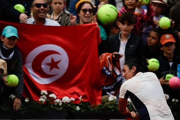 02 06 2024, Tennis, French Open 2024 Roland Garros, FRA, Paris,Women™s Singles Court Suzanne Lenglen FOURTH ROUND Clara Tauson Denmark Ons Jabeur Tunisia Picture v li Ons Jabeur Tunisia cheering, in the background the fans with Tunisia flag Copyright: HMBxMedia AntonioxBorga