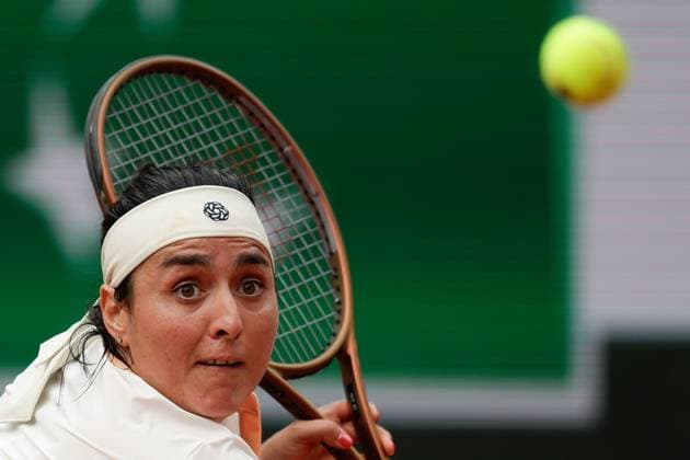 02 06 2024, Tennis, French Open 2024 Roland Garros, FRA, Paris,Women™s Singles Court Suzanne Lenglen FOURTH ROUND Clara Tauson Denmark Ons Jabeur Tunisia Picture v li Ons Jabeur Tunisia Ball in sight, concentrated, plays a backhand Copyright: HMBxMedia AntonioxBorga
