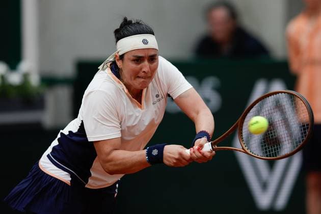 02 06 2024, Tennis, French Open 2024 Roland Garros, FRA, Paris,Women™s Singles Court Suzanne Lenglen FOURTH ROUND Clara Tauson Denmark Ons Jabeur Tunisia picture v li Ons Jabeur Tunisia concentrated, plays a backhand Copyright: HMBxMedia AntonioxBorga