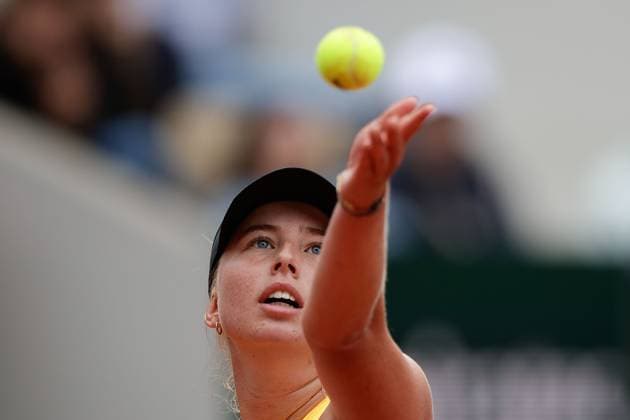 02 06 2024, Tennis, French Open 2024 Roland Garros, FRA, Paris,Women™s Singles Court Suzanne Lenglen FOURTH ROUND Clara Tauson Denmark Ons Jabeur Tunisia Picture from left Clara Tauson Denmark makes a serve Copyright: HMBxMedia AntonioxBorga