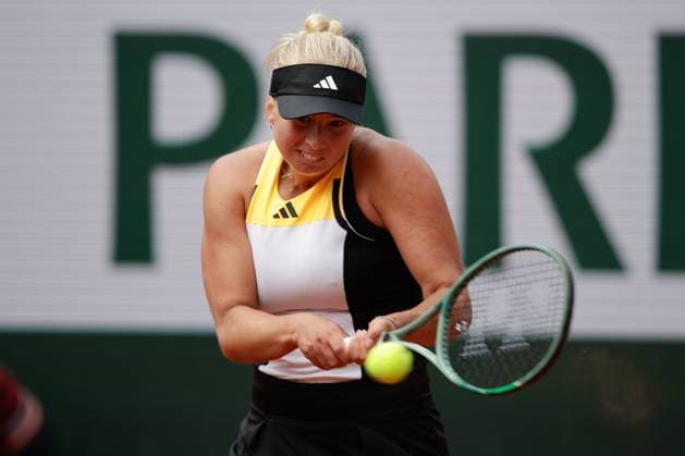 02 06 2024, Tennis, French Open 2024 Roland Garros, FRA, Paris,Women™s Singles Court Suzanne Lenglen FOURTH ROUND Clara Tauson Denmark Ons Jabeur Tunisia Picture from left Clara Tauson Denmark plays a backhand Copyright: HMBxMedia AntonioxBorga