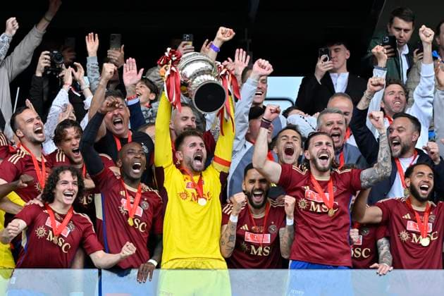 Sport Themen der Woche KW22 Sport Bilder des Tages Torhüter JÃ rÃ my Frick, SFC, mit Pokal, Servette FC - FC Lugano, Schweizer Cup Final, Fussball, 02.06.2024 *** Goalkeeper JÃ rÃ my Frick, SFC, with trophy, Servette FC FC Lugano, Swiss Cup Final, Soccer, 02 06 2024 