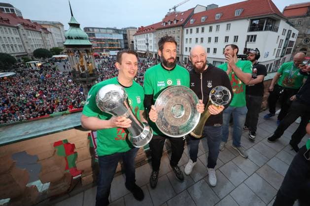 Bilder des Jahres 2024, Sport 06 Juni Sport Themen der Woche KW22 Sport Bilder des Tages 02.06.2024, xtgx, Handball, Liqui Moly HBL, SC Magdeburg - Empfang am Rathaus emspor v.l. Lars Dammann, Bennet Wiegert (Magdeburg, Trainer), Yves Grafenhorst (Magdeburg, Co-Trainer) Magdeburg *** 02 06 2024, xtgx, Handball, Liqui Moly HBL, SC Magdeburg Reception at the town hall emspor f l Lars Dammann, Bennet Wiegert Magdeburg, coach , Yves Grafenhorst Magdeburg, co-coach Magdeburg