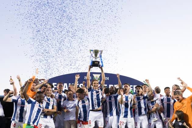 Sport Themen der Woche KW22 Sport Bilder des Tages LA LIGA Hypermotion - Leganes vs Elche MADRID, SPAIN - JUNE 2: Leganes players celebrate their team s promotion to La Liga EA Sports (first division) during the La Liga Hypermotion 2023 24 match between Leganes and Elche at Butarque Stadium. (Photo by Guillermo Martinez) Leganes Butarque Stadium Spain Copyright: xGuillermoxMartinezx