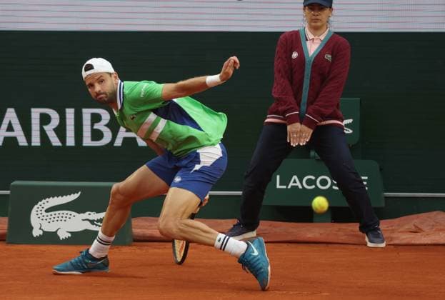 Grigor Dimitrov of Bulgaria plays against Hubert Hurkacz of Poland at the French Tennis Open in Roland Garros in Paris, France, on Sunday, June 2, 2024. Dimitrov won 7-6, 6-4, 7-6.  PAR20240602139 MAYAxVIDON-WHITE