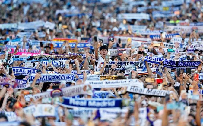 Real Madrid fans celebrate during the parade Real Madrid Celebrate Winning the UEFA Champions League, Madrid, Spain 02 Jun 2024  Copyright: xRubenxAlbarran Shutterstockx 14516799aa