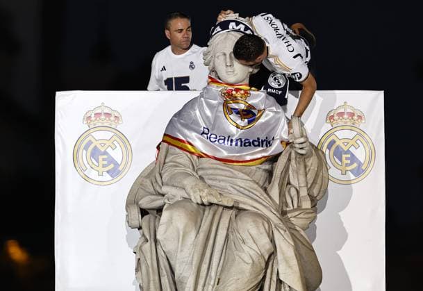Nacho Fernandez of Real Madrid puts a Real Madrid scarf around a statue Real Madrid Celebrate Winning the UEFA Champions League, Madrid, Spain 02 Jun 2024  Copyright: xRubenxAlbarran Shutterstockx 14516799da
