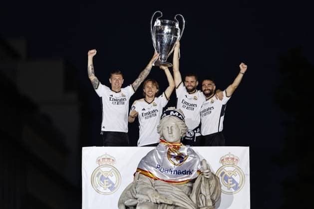 Toni Kroos of Real Madrid, Luka Modric of Real Madrid, Nacho Fernandez of Real Madrid and Daniel Carvajal of Real Madrid with the Champions League trophy Real Madrid Celebrate Winning the UEFA Champions League, Madrid, Spain 02 Jun 2024  Copyright: xRubenxAlbarran Shutterstockx 14516799dz