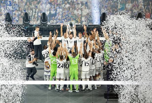 Real Madrid lift the Champions League trophy inside the Santiago BernabÃ u Stadium Real Madrid Celebrate Winning the UEFA Champions League, Madrid, Spain 02 Jun 2024  Copyright: xRubenxAlbarran Shutterstockx 14516799fj
