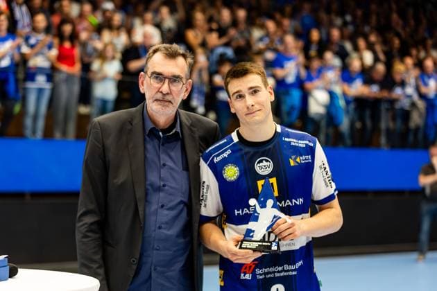 Sport Themen der Woche KW22 Sport Bilder des Tages 02.06.2024, GER, Handball, 1.Bl, Maenner, Saison 23 24, Liqui Moly Handball Bundesliga, 34. Spieltag, ThSV Eisenach - Fuechse Berlin Andreas Thiel und der Torschützenkönig Saison 23 24 Manuel Zehnder (ThSV Eisenach,8) 99817 Eisenach Werner-Assmann-Halle Am Sportp Thueringen Deutschland *** 02 06 2024, GER, Handball, 1 Bl, Maenner, Saison 23 24, Liqui Moly Handball Bundesliga, 34 Spieltag, ThSV Eisenach Fuechse Berlin Andreas Thiel und der Torschützenkönig Saison 23 24 Manuel Zehnder ThSV Eisenach,8 99817 Eisenach Werner Assmann Halle Am Sportp Thueringen Germany