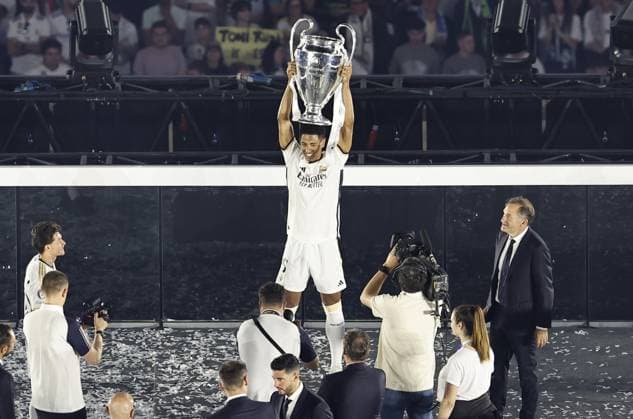 Jude Bellingham of Real Madrid with the Champions League trophy Real Madrid Celebrate Winning the UEFA Champions League, Madrid, Spain 02 Jun 2024  Copyright: xRubenxAlbarran Shutterstockx 14516799gb