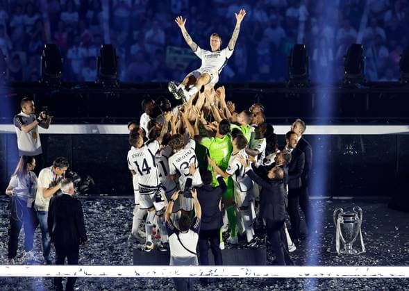 Real Madrid players celebrate with Toni Kroos of Real Madrid before he retires from football Real Madrid Celebrate Winning the UEFA Champions League, Madrid, Spain 02 Jun 2024 EDITORIAL USE ONLY No use with unauthorised audio, video, data, fixture lists (outside the EU), club league logos or live services. Online in-match use limited to 45 images (+15 in extra time). No use to emulate moving images. No use in betting, games or  Copyright: xRubenxAlbarran Shutterstockx 14516799fz
