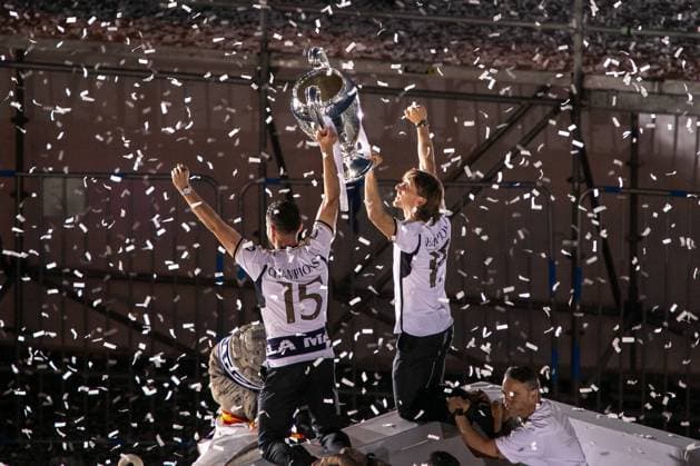 June 2, 2024, Madrid, Spain: Nacho Fernandez (L), Captain of Real Madrid and Luca Modric (R) raise their arms as they celebrate winning the 15th European Cup with the goddess Cybele this afternoon in Madrid. The Real Madrid First Team celebrated with its fans at the Goddess Cybele, as is tradition, the achievement of its 15th European Cup. Madrid Spain - ZUMAs197 20240602_aaa_s197_258 Copyright: xDavidxCanalesx