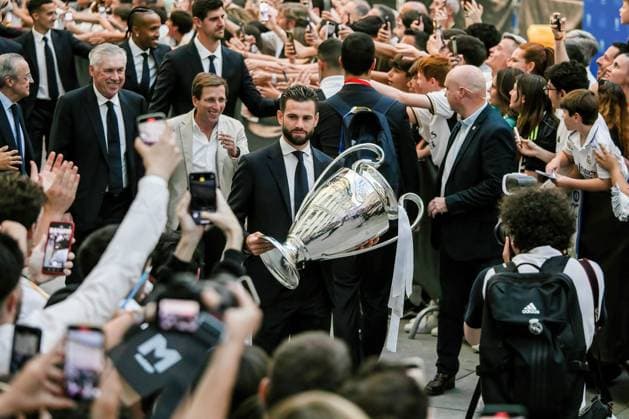 June 2, 2024, Madrid, Spain: Nacho Fernandez, captain of Real Madrid, carries the European Champions Cup upon his arrival at the Cibeles Palace this afternoon where the mayor of Madrid has received the Real Madrid first team squad, Mannschaftsbild, Totale Jose Luis Martinez Almeida, mayor of Madrid, received the Real Madrid team this afternoon at the Cibeles Palace to pay tribute to them for winning their 15th European Cup. Madrid Spain - ZUMAs197 20240602_aaa_s197_279 Copyright: xDavidxCanalesx