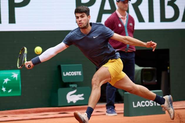 (240603) -- PARIS, June 3, 2024 -- Carlos Alcaraz hits a return during the men s singles fourth round match between Carlos Alcaraz of Spain and Felix Auger-Aliassime of Canada at the French Open tennis tournament at Roland Garros in Paris, France, June 2, 2024. ) (SP)FRANCE-PARIS-TENNIS-FRENCH OPEN-MEN S SINGLES MengxDingbo 
