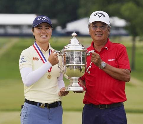 Golf: U.S. Women s Open Yuka Saso of Japan holds the victor s trophy with her father Masakazu after winning the U.S. Women s Open golf tournament at Lancaster Country Club in Lancaster, Pennsylvania, on June 2, 2024.  A14AA0002952153P