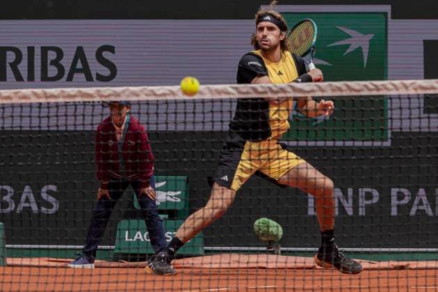 2024 French Open - Day 8 Stefanos Tsitsipas is returning the ball against Matteo Arnaldi during the Roland Garros Grand Slam Tournament - Day 08 in Paris, France, on June 02, 2024. Paris France  Copyright: xRobertxSzaniszlox originalFilename:szaniszlo-notitle240602_npDSl.jpg