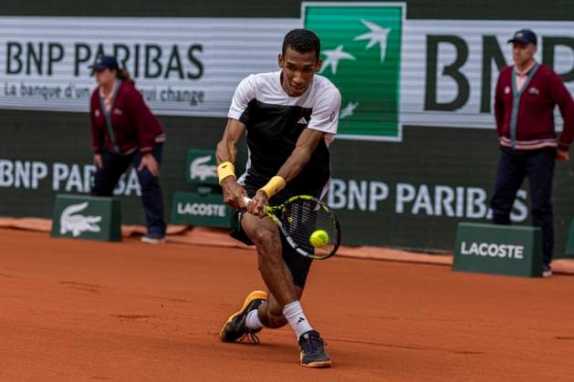 2024 French Open - Day 8 Felix Auger-Aliassime is returning the ball against Carlos Alcaraz during the Roland Garros Grand Slam Tournament - Day 08 in Paris, France, on June 02, 2024. Paris France  Copyright: xRobertxSzaniszlox originalFilename:szaniszlo-notitle240602_npjGt.jpg