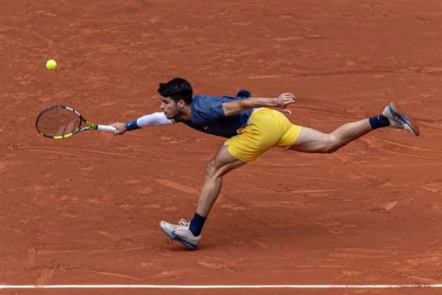 2024 French Open - Day 8 Carlos Alcaraz is returning the ball against Felix Auger-Aliassime during the Roland Garros Grand Slam Tournament - Day 08 in Paris, France, on June 02, 2024. Paris France  Copyright: xRobertxSzaniszlox originalFilename:szaniszlo-notitle240602_nppfQ.jpg