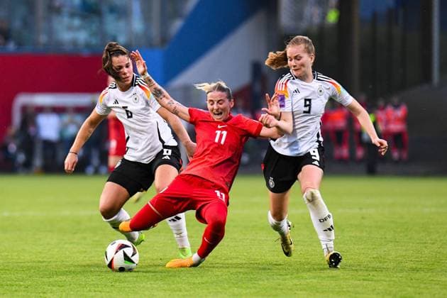 Soccer I Women I Season 2023 2024 I International match I Germany Poland I 31 05 2024 Ewelina Kamczyk 11, Poland goes down in a fight for the ball against Lena Sophie Oberdorf 6, Germany and Sjoeke Nüsken 9, Germany screaming to the ground, duel Rostock Ostseestadion, Kopernikusstraße 17 Mecklenburg-Vorpommern Germany Copyright: xLobeca InesxHähnelx