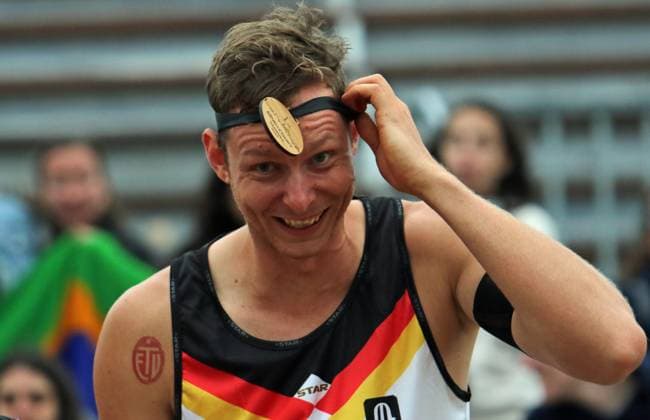 Beach volleyball King of the Court in Hamburg At the award ceremony, Nils Ehlers has great difficulty hanging the medal around his neck because the ribbon is too tight