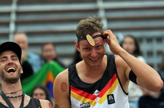 Beach volleyball King of the Court in Hamburg At the award ceremony, Nils Ehlers has great difficulty hanging the medal around his neck because the ribbon is too tight Teammate Clemens Wickler bursts out laughing at his teammates problems