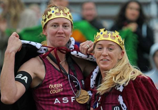 Beach volleyball Queen of the Court in Hamburg Kelly Cheng l and Sara Hughes r from the USA at the award ceremony