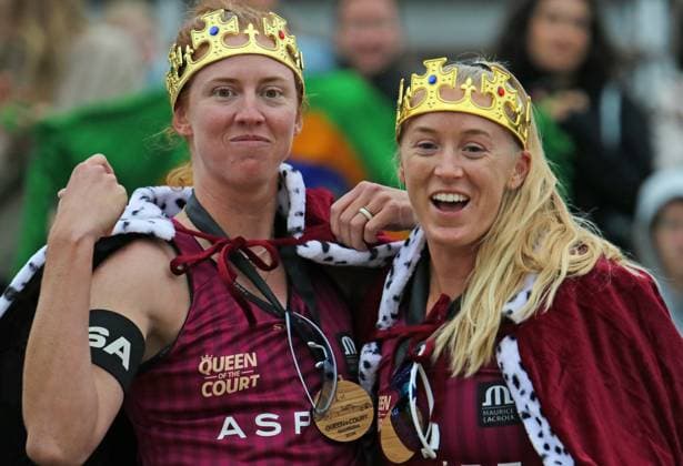 Beach volleyball Queen of the Court in Hamburg Kelly Cheng l and Sara Hughes r from the USA at the award ceremony