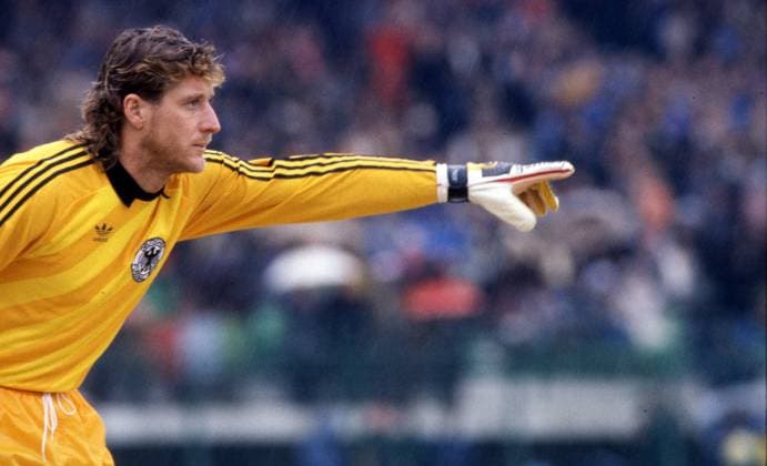 Archivbilder der Woche SPORT KW23 05.02.86 Italien - Deutschland Italien, Avellino, 05.02.1986, Fussball, Freundschaftsspiel, Italien - DFB Deutschland (1:2): Harald Toni Schumacher (Deutschland). *** 05 02 86 Italy Germany Italy, Avellino, 05 02 1986, Football, Friendly match, Italy DFB Germany 1 2 Harald Toni Schumacher Germany