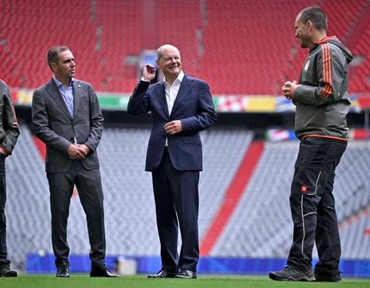03 06 2024, European Football Championship 2024, Visit of Federal Chancellor Olaf Scholz to the European Championship stadium Munich Football Arena f l European Championship Ambassador Philipp Lahm and Federal Chancellor Olaf Scholz and the Green Keeper of Bayern Munich,
