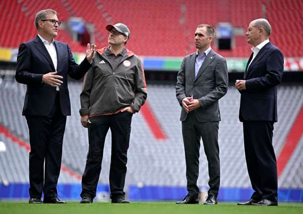 03 06 2024, European Football Championship 2024, Visit by Federal Chancellor Olaf Scholz to the European Championship stadium in Munich Football Arena f l Chairman of the Board Jan Christian Dreesen FC Bayern Munich , x, European Championship Ambassador Philipp Lahm and Federal Chancellor Olaf Scholz
