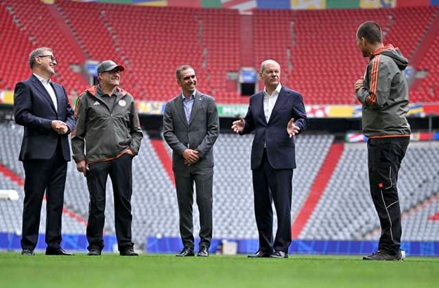 03 06 2024, European Football Championship 2024, Visit of Federal Chancellor Olaf Scholz to the European Championship Stadium Munich Football Arena from left Chairman of the Board Jan Christian Dreesen FC Bayern Munich , x, European Championship Ambassador Philipp Lahm and Federal Chancellor Olaf Scholz and the Green Keeper Peter Sauer of Bayern Munich,