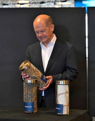 03 06 2024, European Football Championship 2024, Visit by Federal Chancellor Olaf Scholz to the European Championship stadium in Munich Football Arena Federal Chancellor Olaf Scholz Germany with grass pallets and dried grass