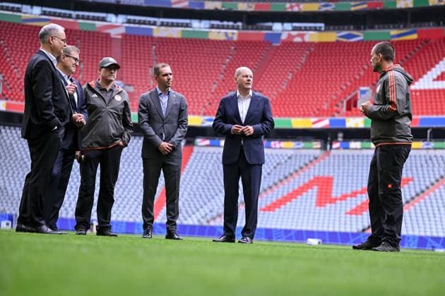 03 06 2024, Munich , Germany, Football Arena Munich, Federal Chancellor Olaf Scholz in the Football Arena Munich UEFA EURO 2024, Philipp Lahm and Federal Chancellor Olaf Scholz with the greenkeepers of FC Bayern Schauen Photo H Langer Munich Football Arena Munich Germany 541_SCHOLZ20240603_005 Langer-541