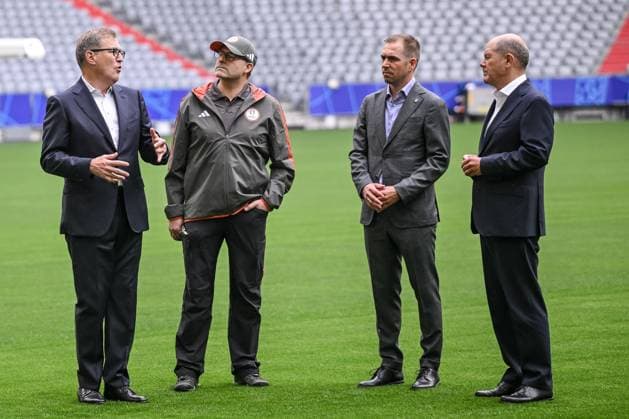 03 06 2024, Munich , Germany, Football Arena Munich, Federal Chancellor Olaf Scholz in the Football Arena Munich UEFA EURO 2024, Jan Christian Dreesen, Philipp Lahm and Federal Chancellor Olaf Scholz with the greenkeepers of FC Bayern Schauen Photo H Langer Munich Football Arena Munich Germany 541_SCHOLZ20240603_010 Langer-541