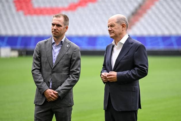 03 06 2024, Munich , Germany, Fussball Arena Munich, Federal Chancellor Olaf Scholz in the Fussball Arena Muenchen UEFA EURO 2024, Philipp Lahm and Federal Chancellor Olaf Scholz Looking Photo H Langer Munich Fussball Arena Munich Germany 541_SCHOLZ20240603_011 Langer-541