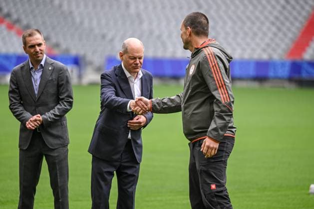 03 06 2024, Munich , Germany, Football Arena Munich, Federal Chancellor Olaf Scholz in the Football Arena Munich UEFA EURO 2024, Philipp Lahm and Federal Chancellor Olaf Scholz with the greenkeepers of FC Bayern Schauen Photo H Langer Munich Football Arena Munich Germany 541_SCHOLZ20240603_012 Langer-541