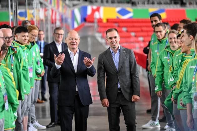 03 06 2024, Munich , Germany, Fussball Arena Munich, Federal Chancellor Olaf Scholz in the Football Arena Munich UEFA EURO 2024, Jan Christian Dreesen, Federal Chancellor Olaf Scholz with Philipp Lahm and the Voluntaris Schauen Foto H Langer Munich Fussball Arena Munich Germany 541_SCHOLZ20240603_015 Langer-541