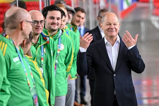 03 06 2024, Munich , Germany, Fussball Arena Munich, Federal Chancellor Olaf Scholz in the Football Arena Munich UEFA EURO 2024, Olaf Scholz with the Voluntaris Schauen Foto H Langer Munich Fussball Arena Munich Germany 541_SCHOLZ20240603_016 Langer-541
